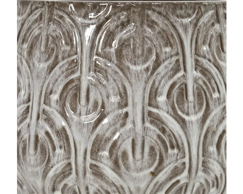 Detailný záber keramickej nádoby s kvetinovým vzorom