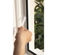 Aplikácia tesniacej pásky na okenný rám