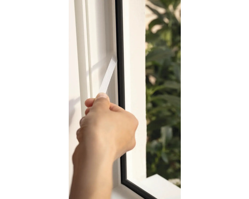 Aplikácia tesniacej pásky na okenný rám