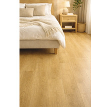 Spálňa so svetlou drevenou podlahou, posteľou a nočným stolíkom