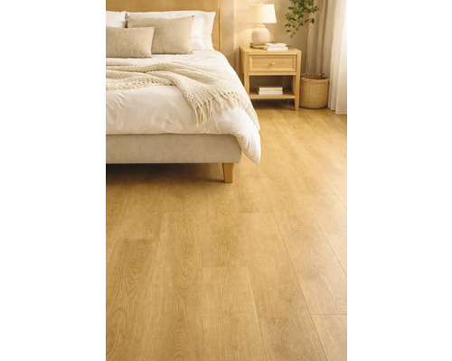 Spálňa so svetlou drevenou podlahou, posteľou a nočným stolíkom