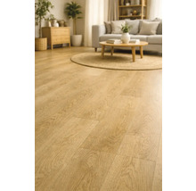 Svetlá laminátová podlaha v obývacej izbe s pohovkou a konferenčným stolíkom