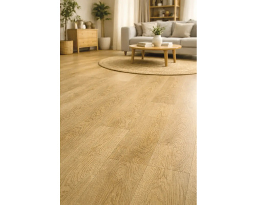 Svetlá laminátová podlaha v obývacej izbe s pohovkou a konferenčným stolíkom