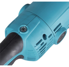 Detailný pohľad na kryt elektrického náradia s vetracími otvormi a skrutkovacím uzáverom na výmenu uhlíkov.