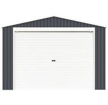 Kovová garáž v antracitovej farbe so sedlovou strechou a širokou bielou rolovacou bránou.