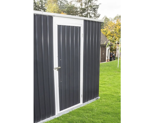 Kovový záhradný domček v antracitovej farbe s bielym rámom, jednými dverami a zástrčkou na trávniku.