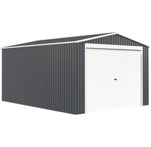 Kovová garáž so sedlovou strechou a bielymi rolovacími vrátami, steny zo sivého profilovaného oceľového plechu.