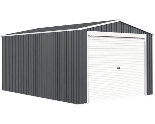 Kovová garáž so sedlovou strechou a bielymi rolovacími vrátami, steny zo sivého profilovaného oceľového plechu.