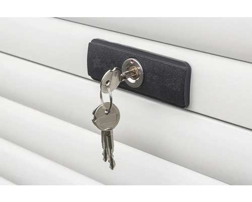 Zámok pre roletu so zasunutým kľúčom a zväzkom kľúčov.