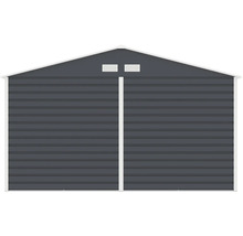 Zadný pohľad na kovový záhradný domček so sedlovou strechou a dvoma vetracími mriežkami