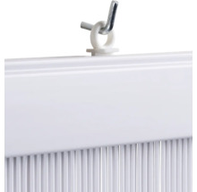 Detailný záber bielej žalúzie so zavesením