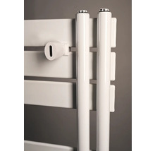 Biely dizajnový radiátor s horizontálnymi plochými panelmi a vertikálnymi okrúhlymi rúrkami vrátane nástenného držiaka.