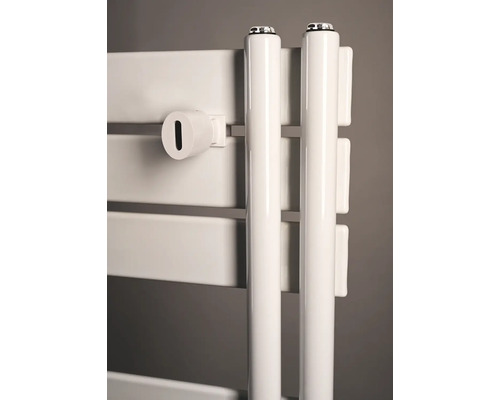 Biely dizajnový radiátor s horizontálnymi plochými panelmi a vertikálnymi okrúhlymi rúrkami vrátane nástenného držiaka.