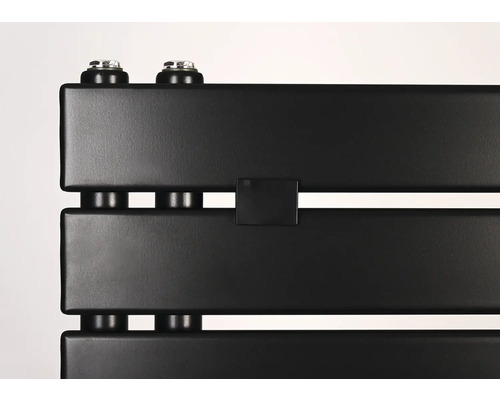 Detailný záber na matný čierny radiátor s plochými panelmi a vertikálnymi prípojkami.