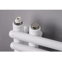 Detailný záber na odvzdušňovací ventil a záslepku na bielom radiátore.