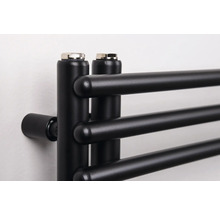 Detailný záber na čierny kúpeľňový radiátor s horizontálnymi okrúhlymi rúrkami a odvzdušňovacími zátkami hore.