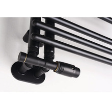 Čierny termostatický ventil na kúpeľňovom radiátore s vodorovnými okrúhlymi rúrkami.