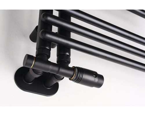 Čierny termostatický ventil na kúpeľňovom radiátore s vodorovnými okrúhlymi rúrkami.