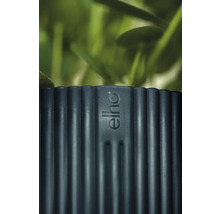 Detailný pohľad na kvetináč s logom Elho a rebrovanou textúrou.