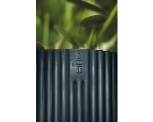 Detailný pohľad na kvetináč s logom Elho a rebrovanou textúrou.