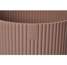 Detailný pohľad na rebrovaný kvetináč