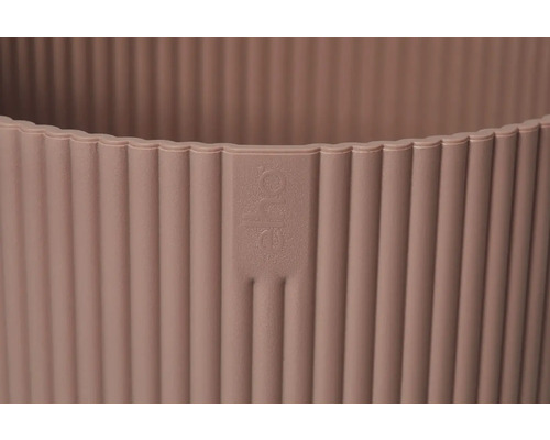 Detailný pohľad na rebrovaný kvetináč