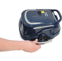 Detailný záber robotickej kosačky s rukou pripevňujúcou ochranné zariadenie.