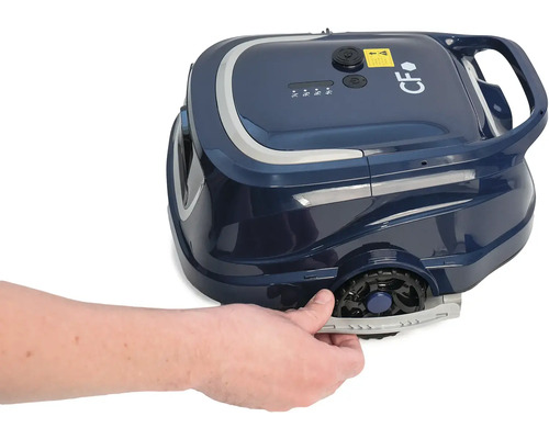 Detailný záber robotickej kosačky s rukou pripevňujúcou ochranné zariadenie.