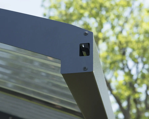 Detail terasového zastrešenia so skrutkami a vybraním