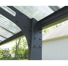 Detailný pohľad na altánok s kovovým rámom a priehľadnou strechou