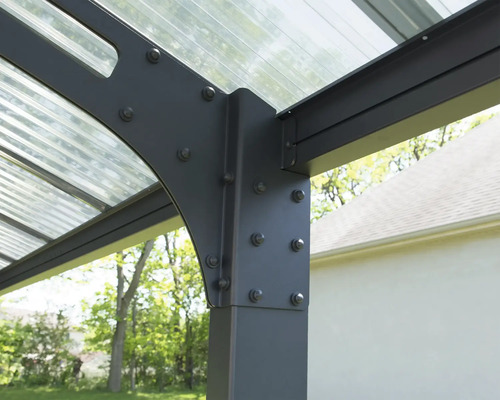 Detailný pohľad na altánok s kovovým rámom a priehľadnou strechou