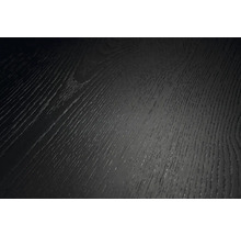 Detailný záber na tmavý drevený povrch s výraznou textúrou a kresbou dreva.