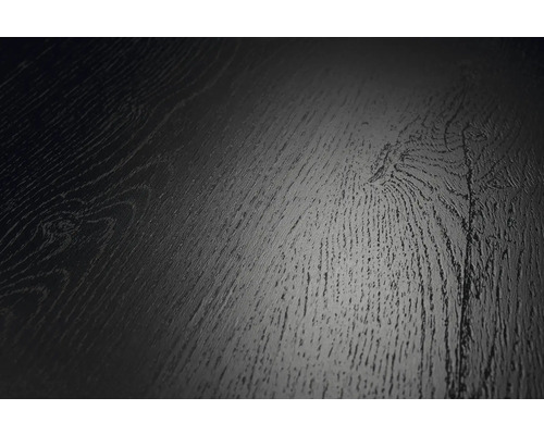 Detailný záber tmavého povrchu podlahy v dekore dreva s výraznou štruktúrou a hrčami.