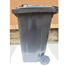 Plastová smetná nádoba s vekom a kolieskami.