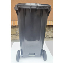 Čierna plastová smetná nádoba s dvoma kolieskami a vekom.