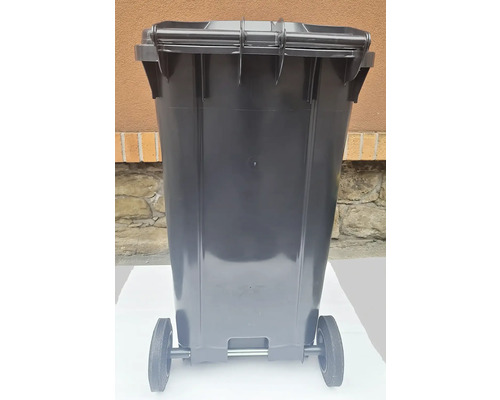 Čierna plastová smetná nádoba s dvoma kolieskami a vekom.