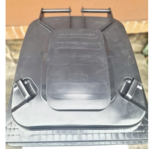 Veko na smetné nádoby z plastu od SSI Schäfer s integrovanými držadlami.