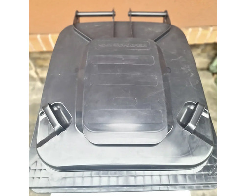 Veko na smetné nádoby z plastu od SSI Schäfer s integrovanými držadlami.