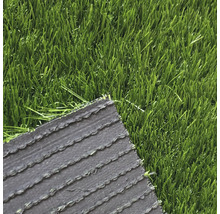 Detailný pohľad na umelý trávnik s viditeľnou zadnou stranou a steblami.