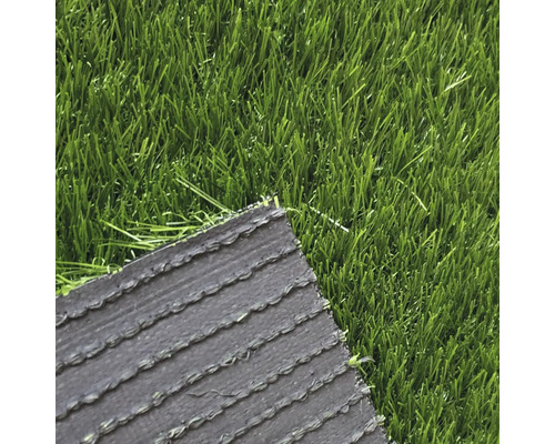 Detailný pohľad na umelý trávnik s viditeľnou zadnou stranou a steblami.