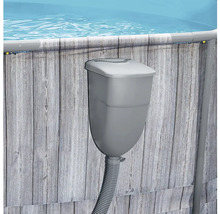 Plastový závesný skimmer pre bazény s hadicovou prípojkou, namontovaný na stene bazéna s dekórom dreva.