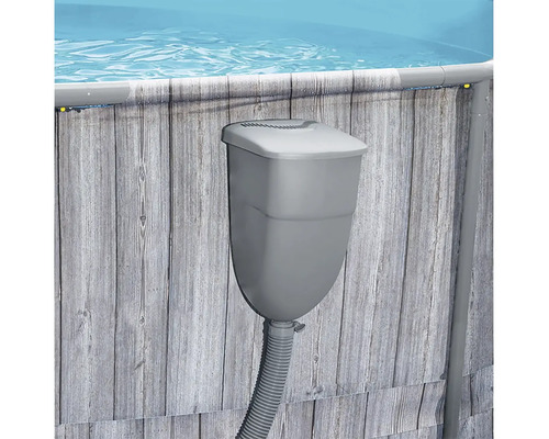 Plastový závesný skimmer pre bazény s hadicovou prípojkou, namontovaný na stene bazéna s dekórom dreva.