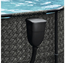 Závesný hladinový zberač v čiernej farbe pre bazén, namontovaný na stene bazéna s ratanovým vzhľadom.