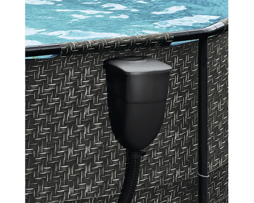 Závesný hladinový zberač v čiernej farbe pre bazén, namontovaný na stene bazéna s ratanovým vzhľadom.