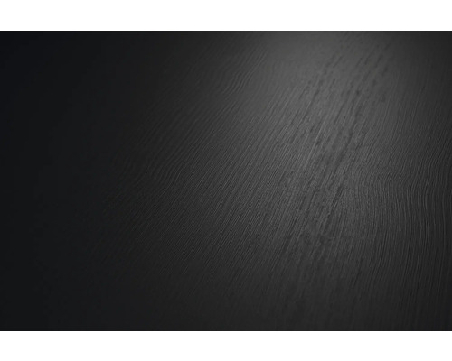 Detailný záber tmavého povrchu s jemnou textúrou dreva.