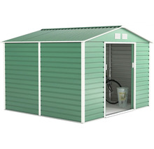 Zelený kovový záhradný domček so sedlovou strechou, posuvnými dverami a vetracími mriežkami, vo vnútri je vidieť bicykel.