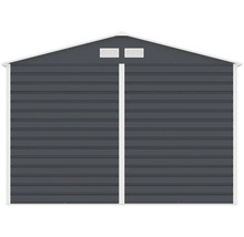 Zadný pohľad na kovový záhradný domček so sedlovou strechou, vetracími mriežkami a bielym rámom.