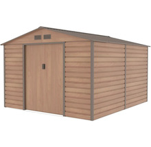 Kovový záhradný domček vo vzhľade dreva s dvojkrídlovými dverami a sedlovou strechou.