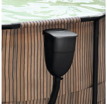Čierny bazénový skimmer a filtračná jednotka namontovaná na okraji nadzemného bazéna s dekorom dreva a flexibilnou hadicou.