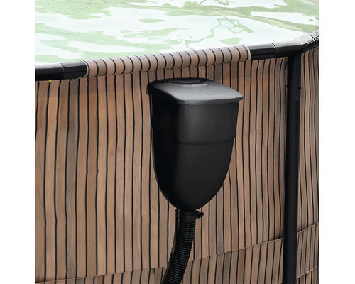 Čierny bazénový skimmer a filtračná jednotka namontovaná na okraji nadzemného bazéna s dekorom dreva a flexibilnou hadicou.